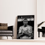 Load image into Gallery viewer, Kylian Mbappé Fodbold Plakat | Til Real Madrid Fans | Denne plakat viser Kylian Mbappé i en ikonisk Real Madrid trøje, klar til at score mål. Perfekt til fodboldfans og specielt Real Madrid entusiaster.