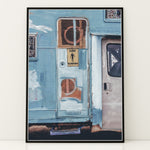 Load image into Gallery viewer, Plakat med camper | Sommer og Strand Plakater | Denne plakat viser en blå og hvid camper med et skilt hvor der står &quot;GONE SURFING&quot;. Perfekt til surfere og eventyrlige sjæle.
