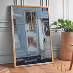 Load image into Gallery viewer, Plakat med camper | Sommer og Strand Plakater | Denne plakat viser en blå og hvid camper med et skilt hvor der står &quot;GONE SURFING&quot;. Perfekt til surfere og eventyrlige sjæle.

