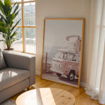 Load image into Gallery viewer, Plakat med vintage camper | Sommer og Strand Plakater | Denne plakat viser en vintage Volkswagen camper ved en kystlinje med hav og bjerge i baggrunden. Perfekt til camping- og roadtrip-entusiaster.
