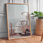 Load image into Gallery viewer, Plakat med vintage camper | Sommer og Strand Plakater | Denne plakat viser en vintage Volkswagen camper ved en kystlinje med hav og bjerge i baggrunden. Perfekt til camping- og roadtrip-entusiaster.

