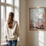 Load image into Gallery viewer, Plakat med vintage camper | Sommer og Strand Plakater | Denne plakat viser en vintage Volkswagen camper ved en kystlinje med hav og bjerge i baggrunden. Perfekt til camping- og roadtrip-entusiaster.
