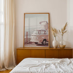 Load image into Gallery viewer, Plakat med vintage camper | Sommer og Strand Plakater | Denne plakat viser en vintage Volkswagen camper ved en kystlinje med hav og bjerge i baggrunden. Perfekt til camping- og roadtrip-entusiaster.
