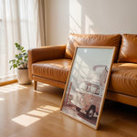 Load image into Gallery viewer, Plakat med vintage camper | Sommer og Strand Plakater | Denne plakat viser en vintage Volkswagen camper ved en kystlinje med hav og bjerge i baggrunden. Perfekt til camping- og roadtrip-entusiaster.
