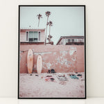 Load image into Gallery viewer, Plakat med surfbrætter | Sommer og Strand Plakater | Denne plakat viser flere surfbrætter opstillet lodret i forskellige pastelfarver som hvid, pink og grøn. Perfekt til surf- og strandelskere.

