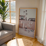 Load image into Gallery viewer, Plakat med surfbrætter | Sommer og Strand Plakater | Denne plakat viser flere surfbrætter opstillet lodret i forskellige pastelfarver som hvid, pink og grøn. Perfekt til surf- og strandelskere.
