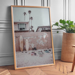 Load image into Gallery viewer, Plakat med surfbrætter | Sommer og Strand Plakater | Denne plakat viser flere surfbrætter opstillet lodret i forskellige pastelfarver som hvid, pink og grøn. Perfekt til surf- og strandelskere.
