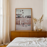Load image into Gallery viewer, Plakat med surfbrætter | Sommer og Strand Plakater | Denne plakat viser flere surfbrætter opstillet lodret i forskellige pastelfarver som hvid, pink og grøn. Perfekt til surf- og strandelskere.
