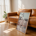 Load image into Gallery viewer, Plakat med surfbrætter | Sommer og Strand Plakater | Denne plakat viser flere surfbrætter opstillet lodret i forskellige pastelfarver som hvid, pink og grøn. Perfekt til surf- og strandelskere.
