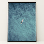 Load image into Gallery viewer, Plakat med surfer på bræt | Sommer og Strand Plakater | Dette luftfoto viser en person på et surfbræt midt i et stort, bølgende blåt-grønt hav. Perfekt til strand- og vandeventyrere.
