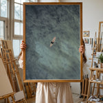 Load image into Gallery viewer, Plakat med surfer på bræt | Sommer og Strand Plakater | Dette luftfoto viser en person på et surfbræt midt i et stort, bølgende blåt-grønt hav. Perfekt til strand- og vandeventyrere.
