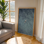 Load image into Gallery viewer, Plakat med surfer på bræt | Sommer og Strand Plakater | Dette luftfoto viser en person på et surfbræt midt i et stort, bølgende blåt-grønt hav. Perfekt til strand- og vandeventyrere.
