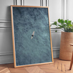 Load image into Gallery viewer, Plakat med surfer på bræt | Sommer og Strand Plakater | Dette luftfoto viser en person på et surfbræt midt i et stort, bølgende blåt-grønt hav. Perfekt til strand- og vandeventyrere.
