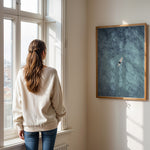 Load image into Gallery viewer, Plakat med surfer på bræt | Sommer og Strand Plakater | Dette luftfoto viser en person på et surfbræt midt i et stort, bølgende blåt-grønt hav. Perfekt til strand- og vandeventyrere.
