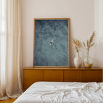 Load image into Gallery viewer, Plakat med surfer på bræt | Sommer og Strand Plakater | Dette luftfoto viser en person på et surfbræt midt i et stort, bølgende blåt-grønt hav. Perfekt til strand- og vandeventyrere.

