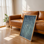 Load image into Gallery viewer, Plakat med surfer på bræt | Sommer og Strand Plakater | Dette luftfoto viser en person på et surfbræt midt i et stort, bølgende blåt-grønt hav. Perfekt til strand- og vandeventyrere.
