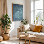 Load image into Gallery viewer, Plakat med surfer på bræt | Sommer og Strand Plakater | Dette luftfoto viser en person på et surfbræt midt i et stort, bølgende blåt-grønt hav. Perfekt til strand- og vandeventyrere.
