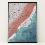 Load image into Gallery viewer, Plakat med strandliv | Sommer og Strand Plakater | Luftfoto af en strand med mennesker, rødt-pink sand og turkisblå hav. Perfekt til strandelskere og eventyrere.
