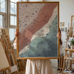 Load image into Gallery viewer, Plakat med strandliv | Sommer og Strand Plakater | Luftfoto af en strand med mennesker, rødt-pink sand og turkisblå hav. Perfekt til strandelskere og eventyrere.

