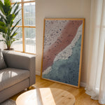 Load image into Gallery viewer, Plakat med strandliv | Sommer og Strand Plakater | Luftfoto af en strand med mennesker, rødt-pink sand og turkisblå hav. Perfekt til strandelskere og eventyrere.
