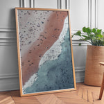 Load image into Gallery viewer, Plakat med strandliv | Sommer og Strand Plakater | Luftfoto af en strand med mennesker, rødt-pink sand og turkisblå hav. Perfekt til strandelskere og eventyrere.
