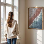 Load image into Gallery viewer, Plakat med strandliv | Sommer og Strand Plakater | Luftfoto af en strand med mennesker, rødt-pink sand og turkisblå hav. Perfekt til strandelskere og eventyrere.
