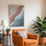 Load image into Gallery viewer, Plakat med strandliv | Sommer og Strand Plakater | Luftfoto af en strand med mennesker, rødt-pink sand og turkisblå hav. Perfekt til strandelskere og eventyrere.
