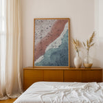 Load image into Gallery viewer, Plakat med strandliv | Sommer og Strand Plakater | Luftfoto af en strand med mennesker, rødt-pink sand og turkisblå hav. Perfekt til strandelskere og eventyrere.
