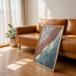 Load image into Gallery viewer, Plakat med strandliv | Sommer og Strand Plakater | Luftfoto af en strand med mennesker, rødt-pink sand og turkisblå hav. Perfekt til strandelskere og eventyrere.
