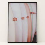 Load image into Gallery viewer, Plakat med surfbrætter | Sommer og Strand Plakater | Denne plakat viser flere surfbrætter opstillet lodret i forskellige pastelfarver som hvid, pink og grøn. Perfekt til surf- og strandelskere.

