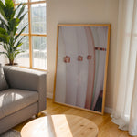 Load image into Gallery viewer, Plakat med surfbrætter | Sommer og Strand Plakater | Denne plakat viser flere surfbrætter opstillet lodret i forskellige pastelfarver som hvid, pink og grøn. Perfekt til surf- og strandelskere.
