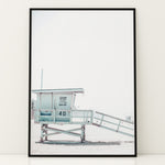 Load image into Gallery viewer, Plakat med livredders tårn | Sommer og Strand Plakater | Denne plakat viser et lyseblåt livredders tårn med en rampe og tekst “LIFEGUARD OFF-DUTY KEEP OFF”. Perfekt til strandelskere.
