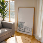 Load image into Gallery viewer, Plakat med livredders tårn | Sommer og Strand Plakater | Denne plakat viser et lyseblåt livredders tårn med en rampe og tekst “LIFEGUARD OFF-DUTY KEEP OFF”. Perfekt til strandelskere.
