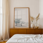 Load image into Gallery viewer, Plakat med livredders tårn | Sommer og Strand Plakater | Denne plakat viser et lyseblåt livredders tårn med en rampe og tekst “LIFEGUARD OFF-DUTY KEEP OFF”. Perfekt til strandelskere.
