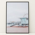 Load image into Gallery viewer, Plakat med livredders tårn | Sommer og Strand Plakater | Denne plakat viser et lyseblåt livredders tårn med en rampe og tekst “LIFEGUARD OFF-DUTY KEEP OFF”. Perfekt til strandelskere.
