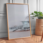 Load image into Gallery viewer, Plakat med livredders tårn | Sommer og Strand Plakater | Denne plakat viser et lyseblåt livredders tårn med en rampe og tekst “LIFEGUARD OFF-DUTY KEEP OFF”. Perfekt til strandelskere.
