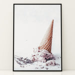 Load image into Gallery viewer, Plakat med isvaffel | Sommer og Strand Plakater | Denne plakat viser en vaffelis, der er væltet og smelter, omgivet af små lavendelfarvede blomster. Perfekt til is- og sommerelskere.
