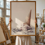 Load image into Gallery viewer, Plakat med isvaffel | Sommer og Strand Plakater | Denne plakat viser en vaffelis, der er væltet og smelter, omgivet af små lavendelfarvede blomster. Perfekt til is- og sommerelskere.
