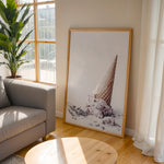 Load image into Gallery viewer, Plakat med isvaffel | Sommer og Strand Plakater | Denne plakat viser en vaffelis, der er væltet og smelter, omgivet af små lavendelfarvede blomster. Perfekt til is- og sommerelskere.

