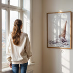 Load image into Gallery viewer, Plakat med isvaffel | Sommer og Strand Plakater | Denne plakat viser en vaffelis, der er væltet og smelter, omgivet af små lavendelfarvede blomster. Perfekt til is- og sommerelskere.
