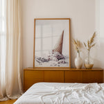 Load image into Gallery viewer, Plakat med isvaffel | Sommer og Strand Plakater | Denne plakat viser en vaffelis, der er væltet og smelter, omgivet af små lavendelfarvede blomster. Perfekt til is- og sommerelskere.

