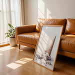 Load image into Gallery viewer, Plakat med isvaffel | Sommer og Strand Plakater | Denne plakat viser en vaffelis, der er væltet og smelter, omgivet af små lavendelfarvede blomster. Perfekt til is- og sommerelskere.

