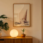 Load image into Gallery viewer, Plakat med isvaffel | Sommer og Strand Plakater | Denne plakat viser en vaffelis, der er væltet og smelter, omgivet af små lavendelfarvede blomster. Perfekt til is- og sommerelskere.
