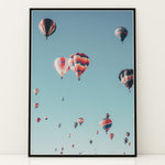 Load image into Gallery viewer, Plakat med luftballoner | Sommer og Strand Plakater | Denne plakat viser mange farverige luftballoner i en klar blå himmel. Perfekt til dem, der elsker eventyr og frihed.
