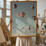 Load image into Gallery viewer, Plakat med luftballoner | Sommer og Strand Plakater | Denne plakat viser mange farverige luftballoner i en klar blå himmel. Perfekt til dem, der elsker eventyr og frihed.

