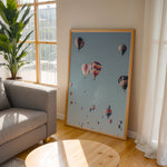 Load image into Gallery viewer, Plakat med luftballoner | Sommer og Strand Plakater | Denne plakat viser mange farverige luftballoner i en klar blå himmel. Perfekt til dem, der elsker eventyr og frihed.
