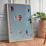 Load image into Gallery viewer, Plakat med luftballoner | Sommer og Strand Plakater | Denne plakat viser mange farverige luftballoner i en klar blå himmel. Perfekt til dem, der elsker eventyr og frihed.
