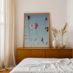Load image into Gallery viewer, Plakat med luftballoner | Sommer og Strand Plakater | Denne plakat viser mange farverige luftballoner i en klar blå himmel. Perfekt til dem, der elsker eventyr og frihed.
