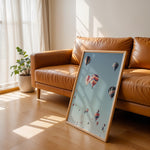 Load image into Gallery viewer, Plakat med luftballoner | Sommer og Strand Plakater | Denne plakat viser mange farverige luftballoner i en klar blå himmel. Perfekt til dem, der elsker eventyr og frihed.
