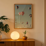 Load image into Gallery viewer, Plakat med luftballoner | Sommer og Strand Plakater | Denne plakat viser mange farverige luftballoner i en klar blå himmel. Perfekt til dem, der elsker eventyr og frihed.
